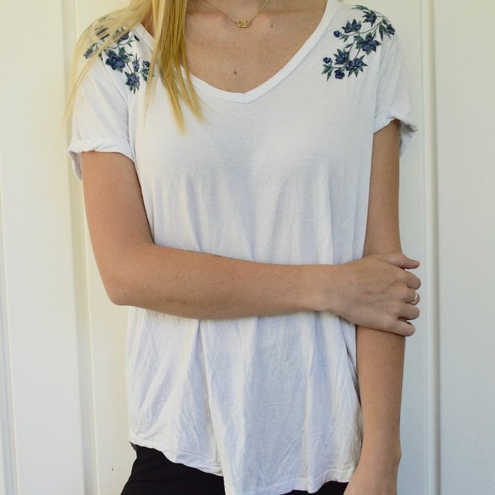 White American Eagle Top With Floral Detailing